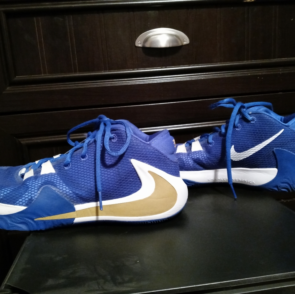 Mens basketball shoes